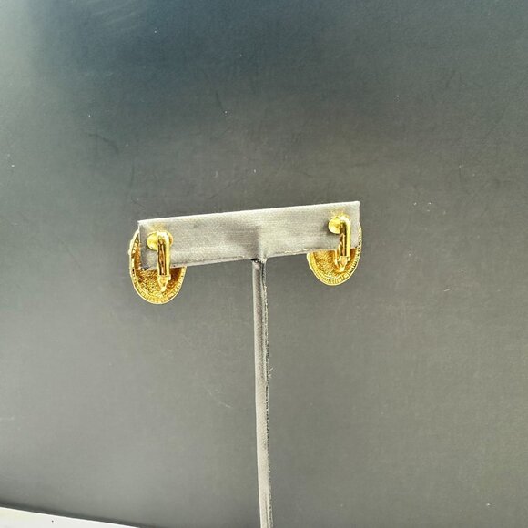 3/$30 Vintage Dome Clip On Earrings Gold Tone Ribbed Oval Bold Statement - Picture 4 of 9